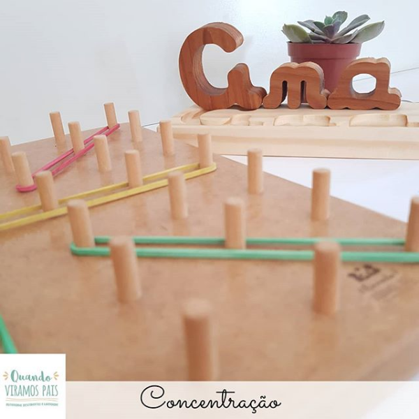 Concentração da criança com materiais Montessori